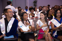 Graduados celebrando el logro de recibir sus títulos universitarios.